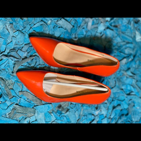 BRAND NEW ORANGE 🍊 PUMPS - Picture 5 of 5